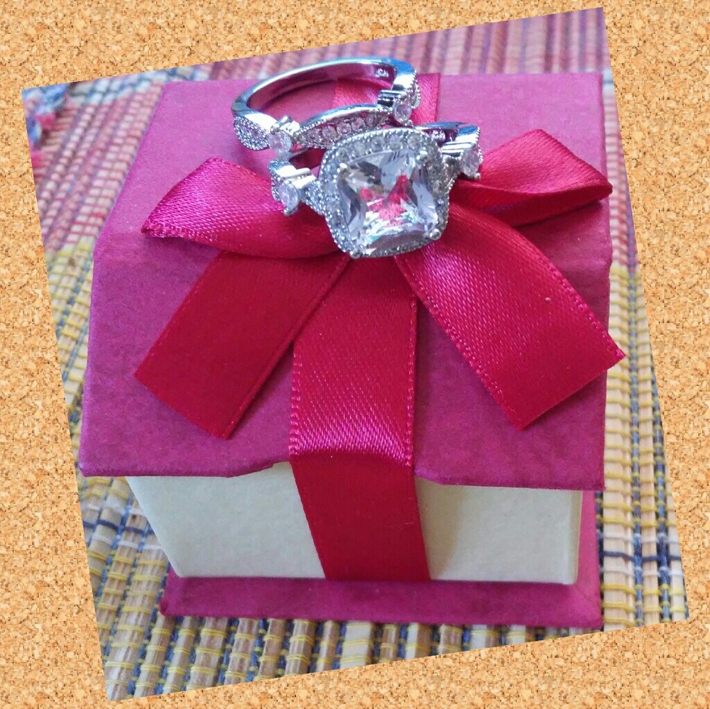 3 CT White Sapphire Set in 925 Sterling Silver